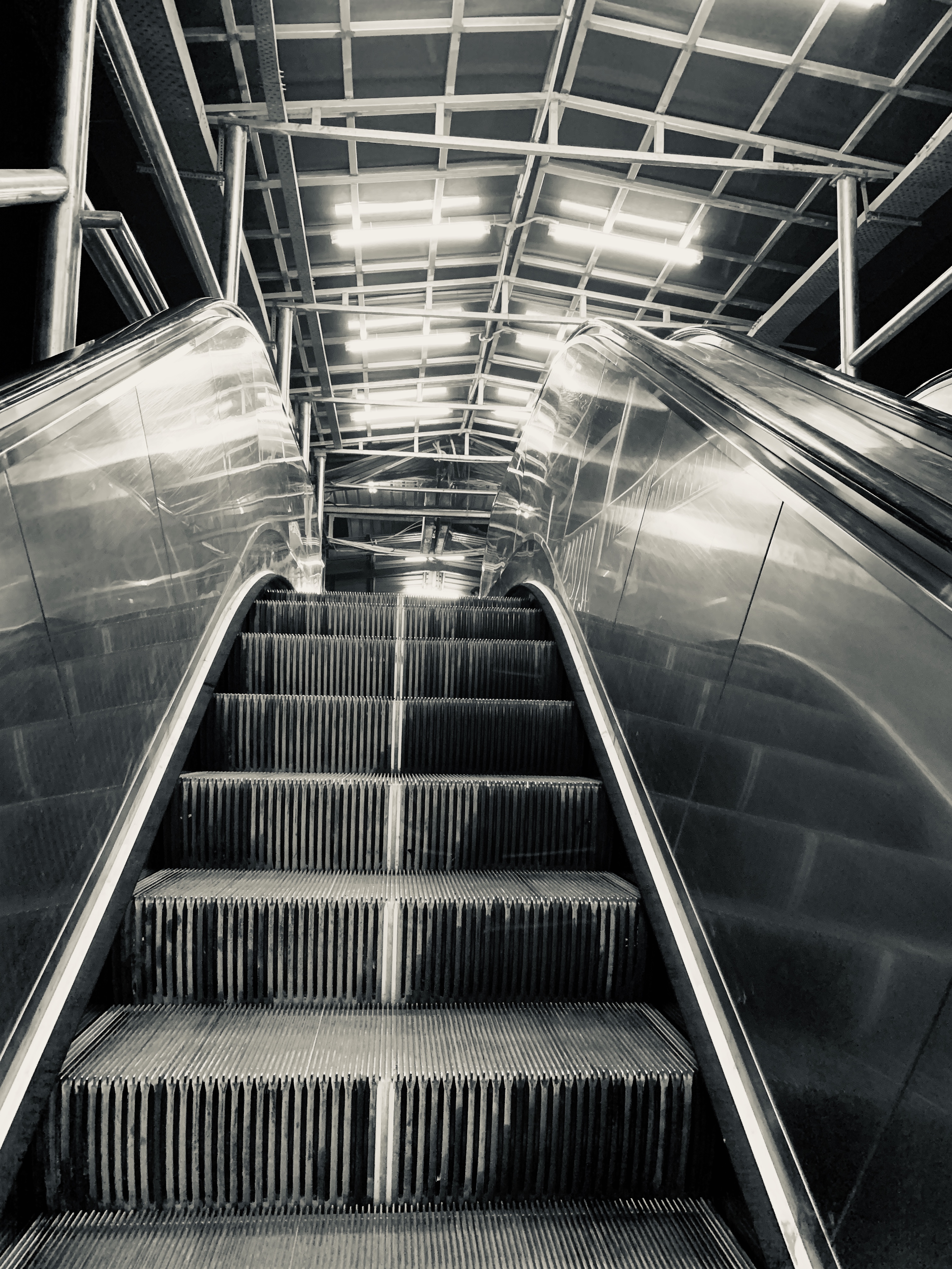 Escalators : स्वचालित सीढ़ियाँ